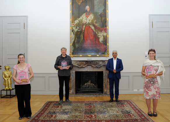 Die Preisträger und Oberbürgermeister Ashok Sridharan im Alten Rathaus.