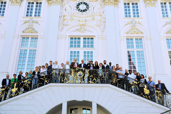 Die Preisträger mit Oberbürgermeister Ashok Sridharan auf der Treppe vor dem Alten Rathaus.