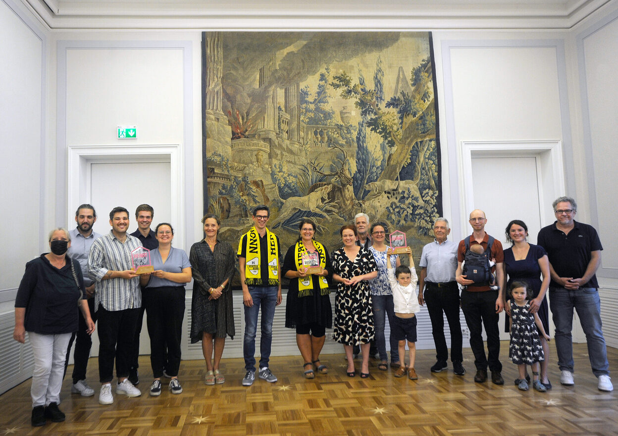 Oberbürgermeisterin Katja Dörner mit Vertreter*innen der ausgezeichneten Vereine im Gobelinsaal