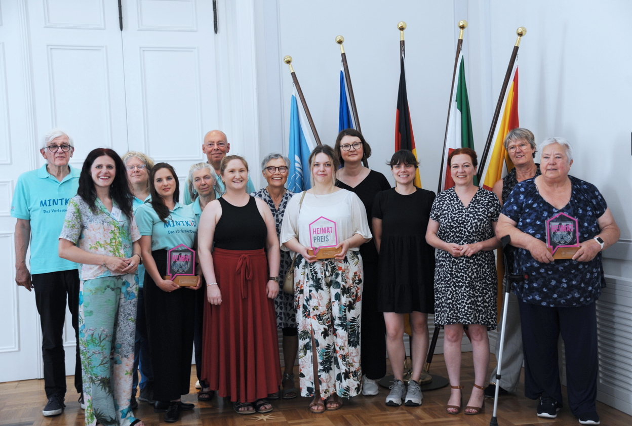 Presentation of the Heimat Awards 2025: Mayor Katja Dörner (3rd from right) and Head of Social Affairs Azra Zürn (front left) with the honorees.