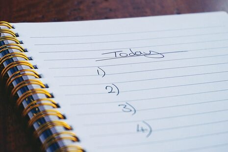 Un cuaderno de anillas con una lista manuscrita de las tareas pendientes