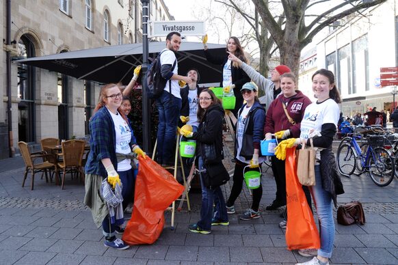 Gaststudentinnen und -studenten der Akademie für Internationale Bildung im Einsatz mit StattReisen e.V. beim Charity Day.