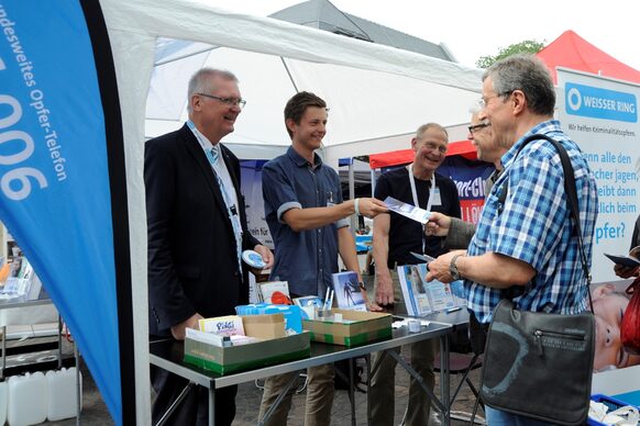 Dankward von Funck und rund 20 weitere Freiwillige leisten menschlichen Beistand und persönliche Betreuung in der Außenstelle des WEISSEN RINGS Bonn.