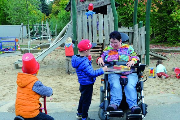 Tanja Rösgen und die Kinder der Kindertagesstätte „Am Wolfsbach“ leben Inklusion durch gemeinsames Spielen.