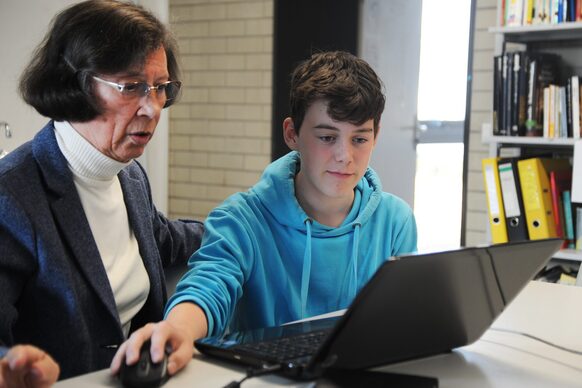 Es macht Spaß, mein Wissen weiter zu geben. Anton Sander unterstützt Seniorinnen und Senioren beim Projekt EULE des Friedrich-Ebert-Gymnasiums  Schüler unterrichten Senioren.