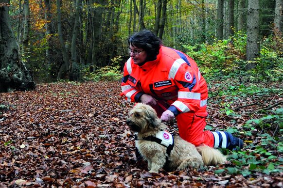 Portrait Heike Trautmann mit Hund Karl