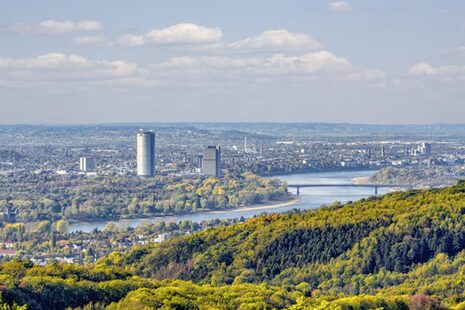 Vista della città di Bonn dalla Siebengebirge con il Reno e la Post Tower