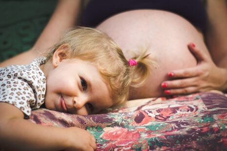 Mère enceinte avec ventre de bébé et enfant