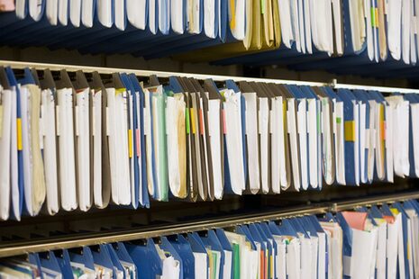 I file sono appesi in un armadio.