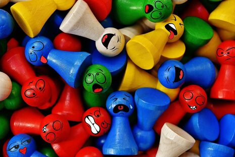 plusieurs personnages colorés avec des sentiments différents