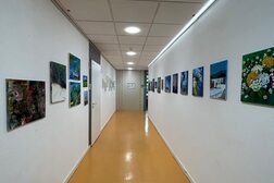 Flur von Haus Vielinbusch mit an den Wänden hängenden Bildern der Kunstausstellung